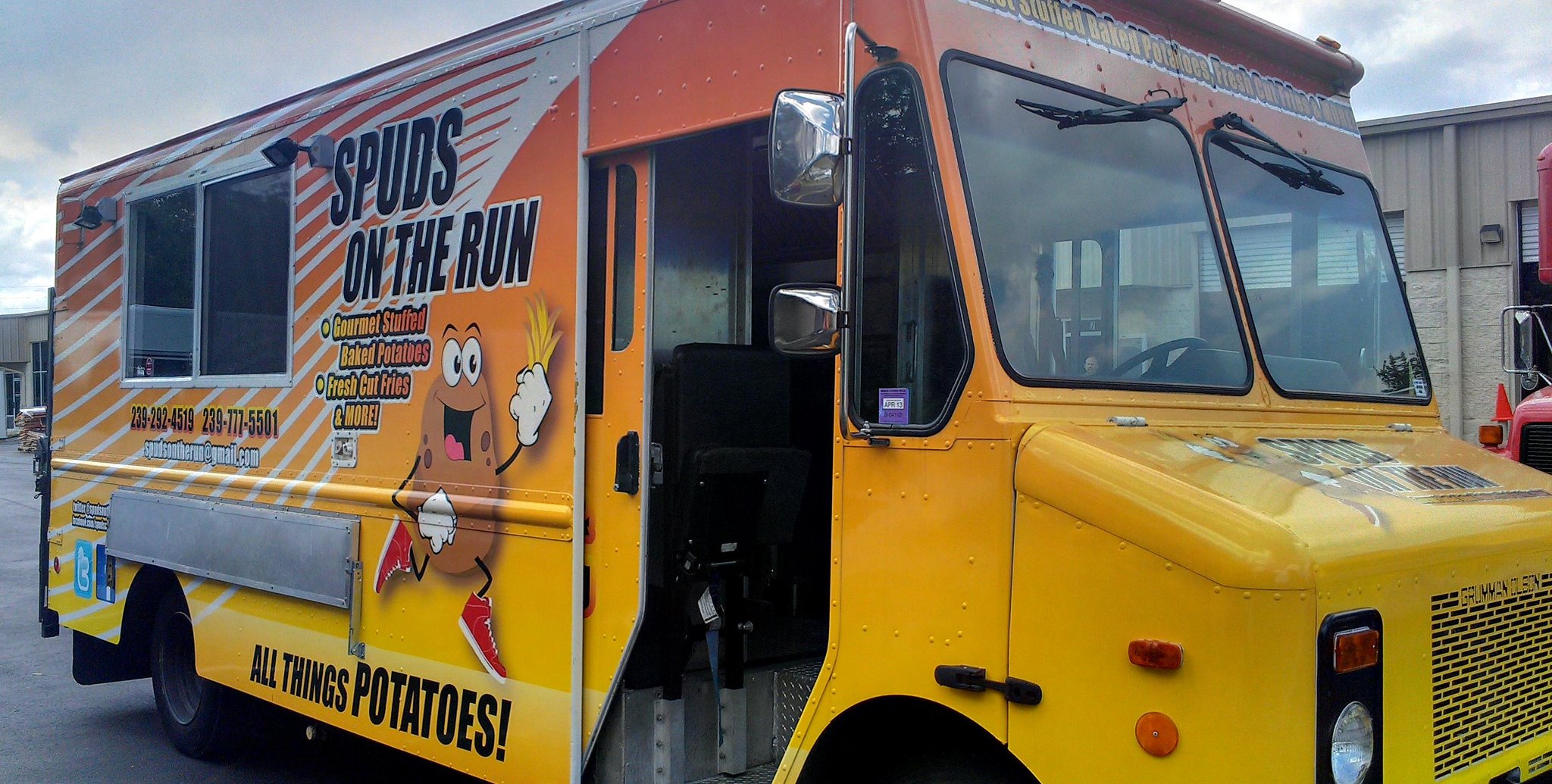 franchises-restaurant-chains-experiment-with-mobile-cafes-food-trucks